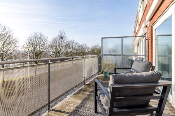 Foto - Te koop: Moderne instapklare drive-inwoning met garage, 3 slaapkamers, balkon met prachtig uitzicht en geheel bestraatte onderhoudsvriendelijke tuin met tuinkamer gelegen aan de rand van Heerlen.